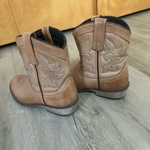 Women’s cowgirl boots, size 6